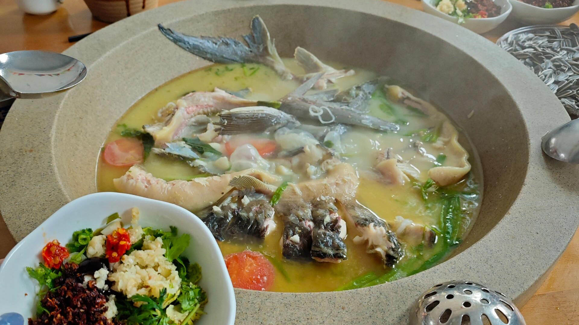 Lugu Lake Stone pot steamed fish